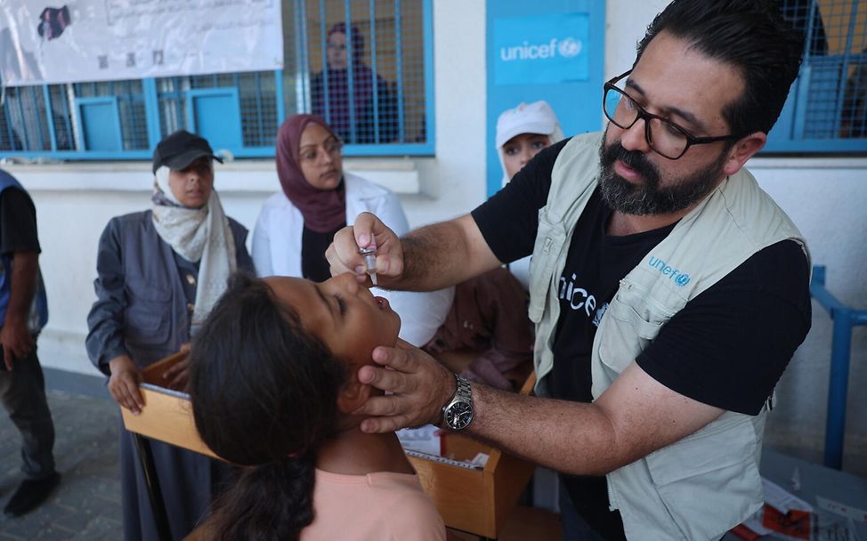 UNICEF in Gaza: Ein Mädchen wird gegen Polio geimpft.