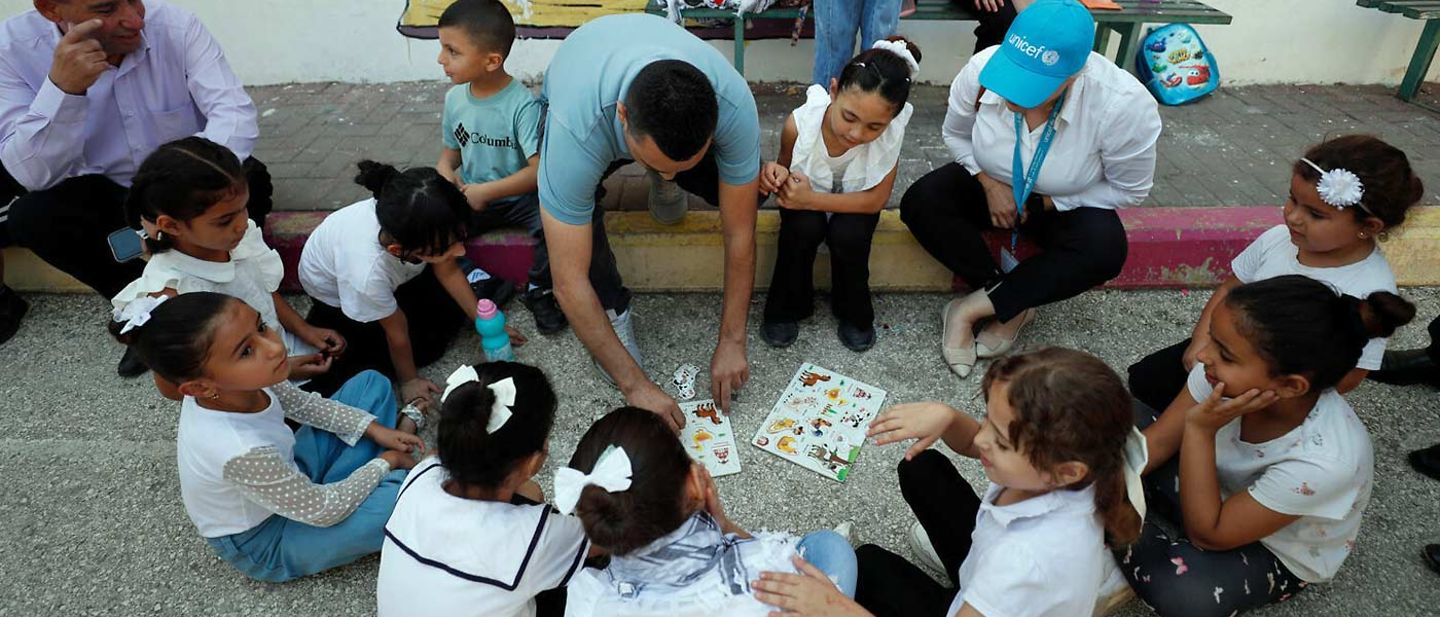 Spenden Palästina: Ein UNICEF-Team spielt mit palästinensischen Kindern in einer Schule im Westjordanland 