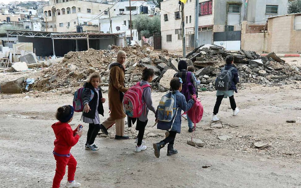 Palästina spenden: Kinder in Dschenin im Westjordanland auf dem Weg zur Schule