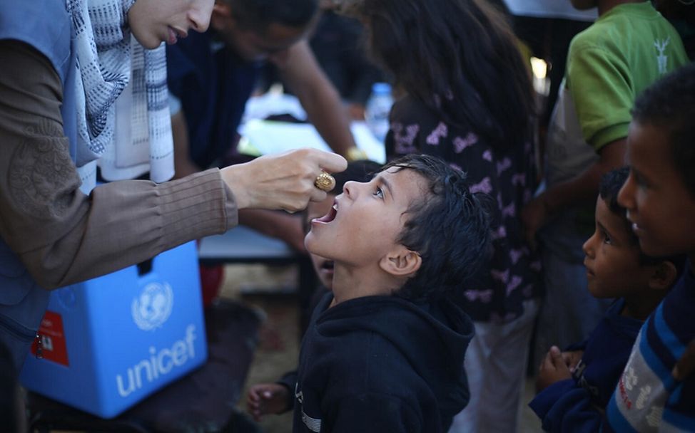 Gaza Hilfsgüter: Ein Junge wird gegen Polio geimpft