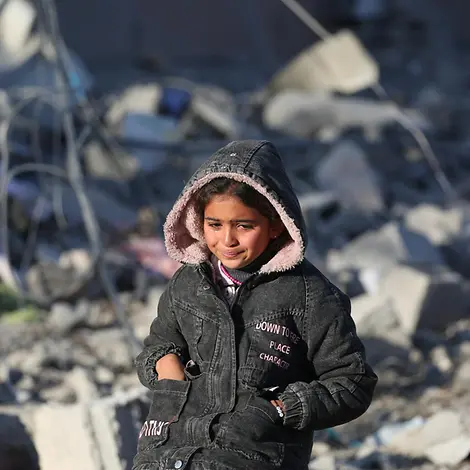 Jana sitzt in den Trümmern ihres Hauses | © UNICEF/UNI724435/El Baba Ein Mädchen in den Trümmern ihres Hauses im Gazastreifen