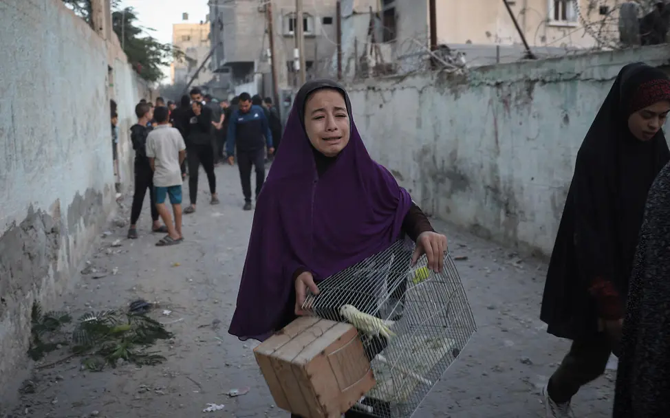 Ein weinendes Mädchen nach einem Bombenangriff | © UNICEF/UNI488859/El Baba Ein Mädchen flieht aus einem Haus
