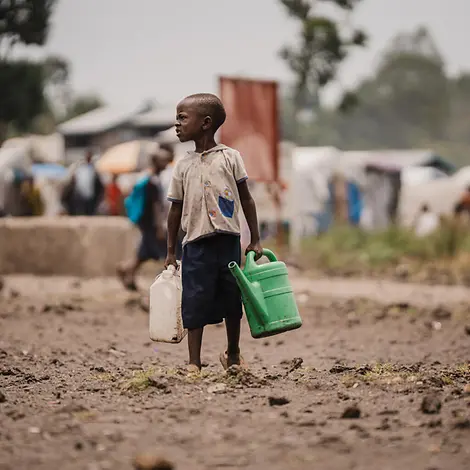 Ein Kind in Goma (Archivbild 2024) | © UNICEF/UNI538378/Benekire Ein Junge mit Wasserkanistern in der Hand