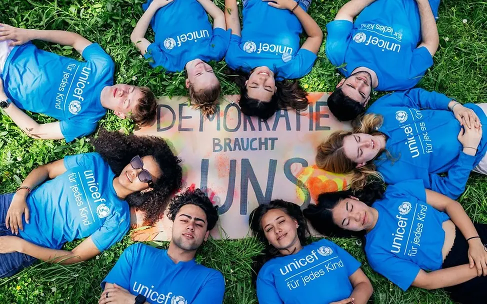 Bundestagswahl für Kinder erklärt: Junge UNICEF-Engagierte liegen im Kreis | © UNICEF/Stroisch Bundestagswahl für Kinder erklärt: Junge UNICEF-Engagierte liegen im Kreis