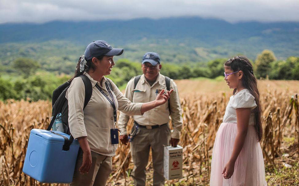 El Salvador: Eine Gesundheitshelferin von UNICEF bringt Impfstoffe.