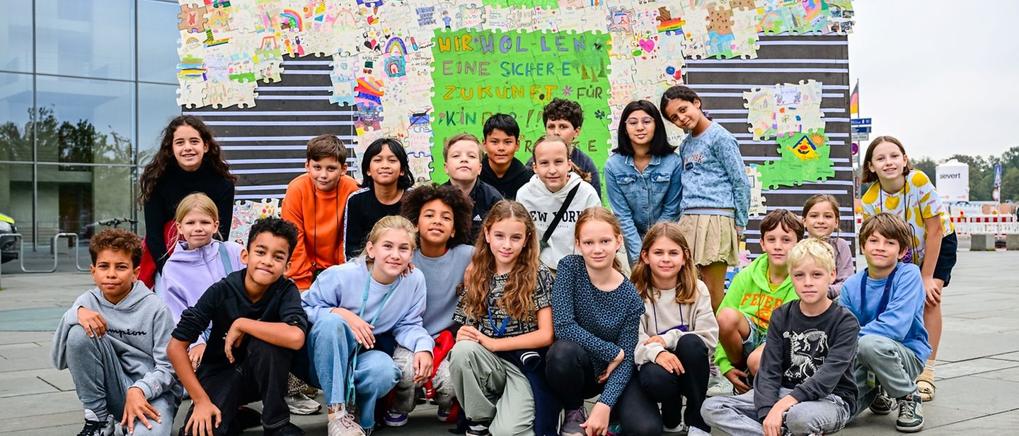  Die Kinder der Löcknitz-Grundschulklasse 5a sitzen und stehen mit all ihren Wünschen und Forderungen vor der Tafel.