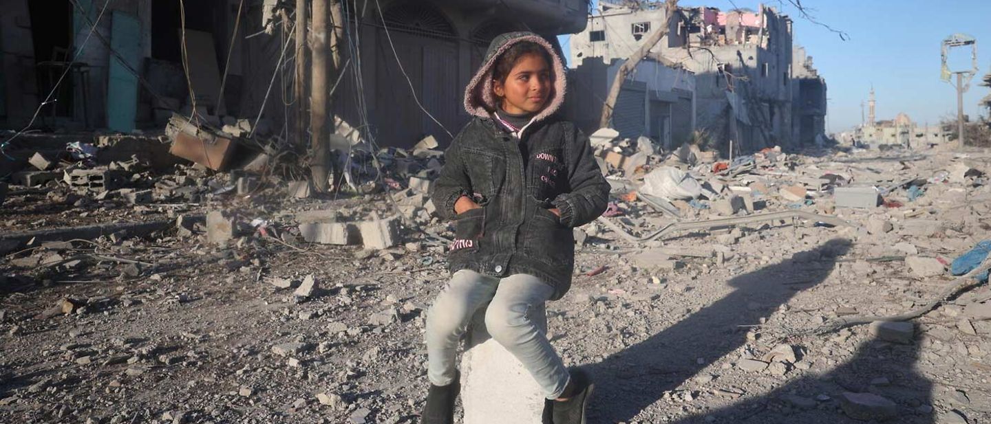 Gaza spenden: Ein Mädchen sitzt weinend inmitten der Trümmer ihres zerstörten Hauses in Rafah 