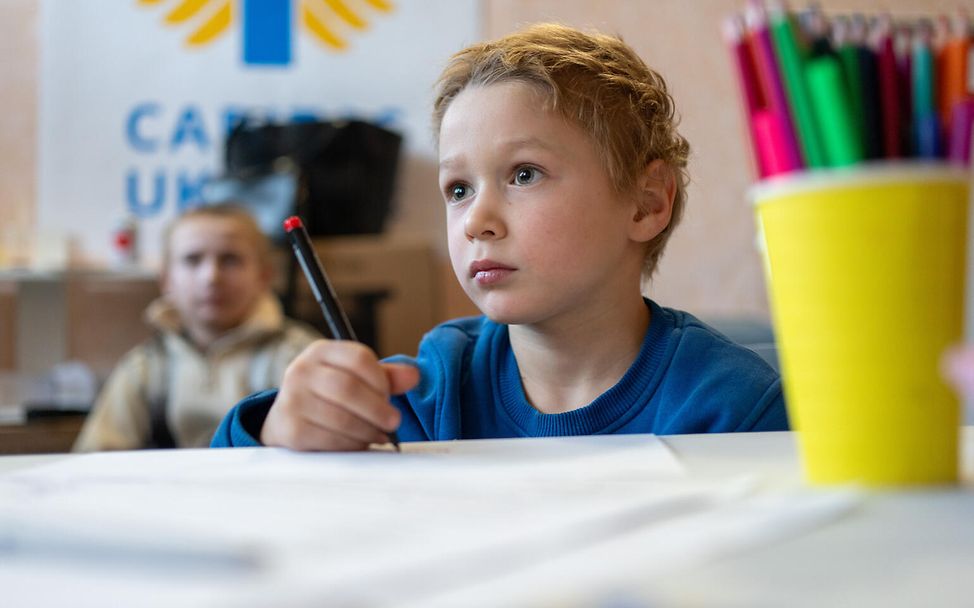 Mykhailo (4) beim Zeichnen 