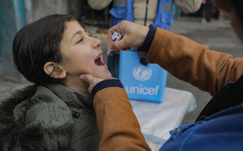 In Gaza-Stadt wird ein Kind gegen Polio geimpft.