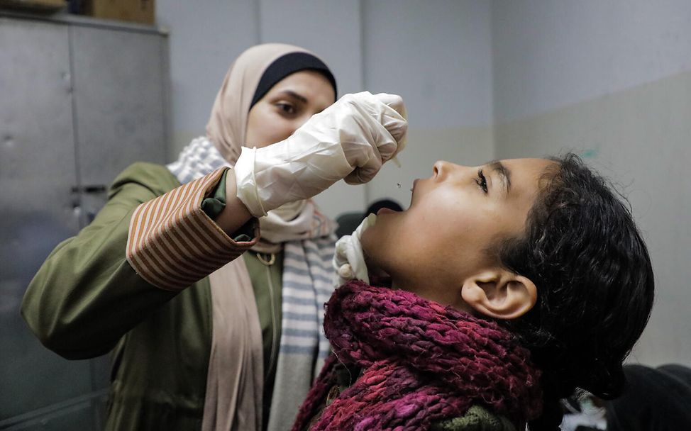 Gaza: Ein Mädchen wird gegen Polio geimpft