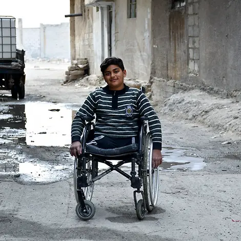 Tausende Kinder in Syrien wurden durch den Krieg schwer verletzt. | UNICEF/Shahan Folgen des Syrien Kriegs: Yahia sitzt im Rollstuhl