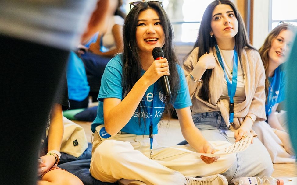 Jannat (15, rechts) und ein Freund während eines Workshops beim Jugendfestival 2024.