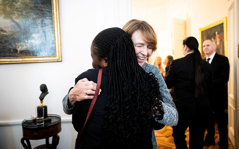 UNICEF-Schirmherrin Elke Büdenbender umarmt Yolanda aus Sambia