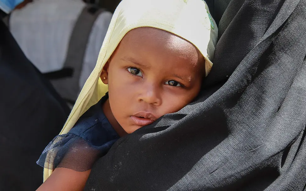 Ein Kind mit seiner Mutter in einer Gesundheitseinrichtung. © UNICEF/Ahmed Ein Kind mit seiner Mutter in einer Gesundheitseinrichtung