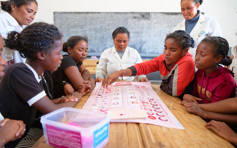 Menstruation: Mädchen spielen in einer Schule ein Spiel