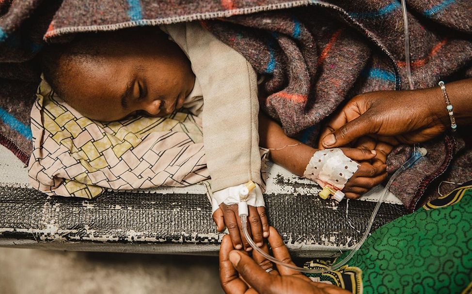 Ein Kind in der Demokratischen Republik Kongo wird gegen Cholera behandelt. 