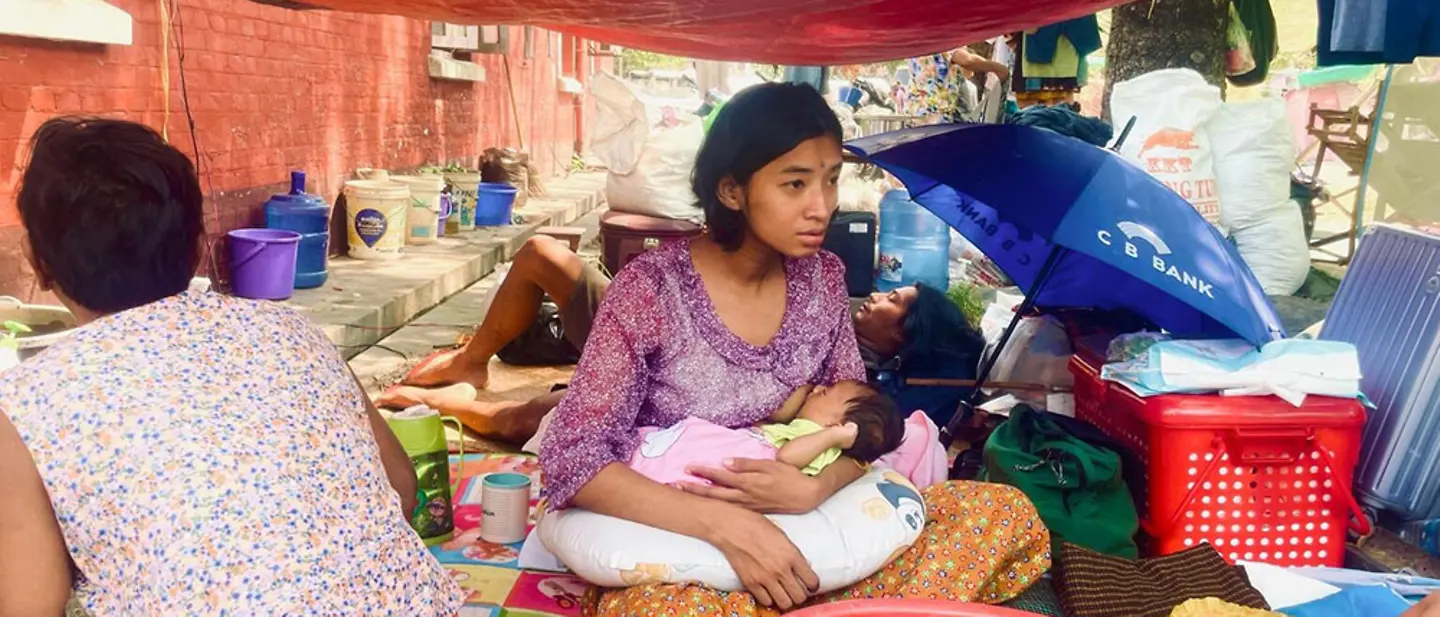 Erdbeben Myanmar: Kinder und Familien suchen nach dem verheerenden Erdbeben Schutz in behelfsmäßigen Außenanlagen.
