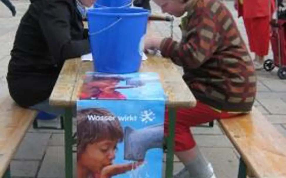 Becher basteln beim Aktionstag in Lüdenscheid. ©UNICEF Becher basteln beim Aktionstag in Lüdenscheid. ©UNICEF