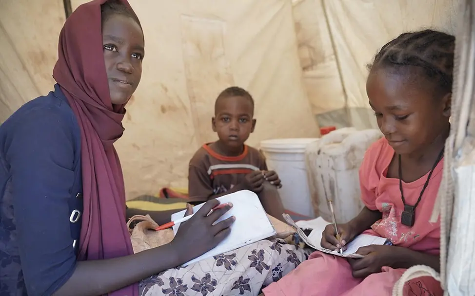 Noura musste aus ihrer Heimat fliehen | UNICEF/Zakaria Sudan Spenden gegen Hungersnot: Noura sitzt in einem Zelt eines Flüchtlingscamps für Geflüchtete