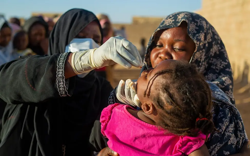 Ernährungskampagne im Sudan | © UNICEF/Elfatih Sudan Spenden: Ein Kleinkind bekommt von einer Gesundheitshelferin eine Dosis Vitamin A