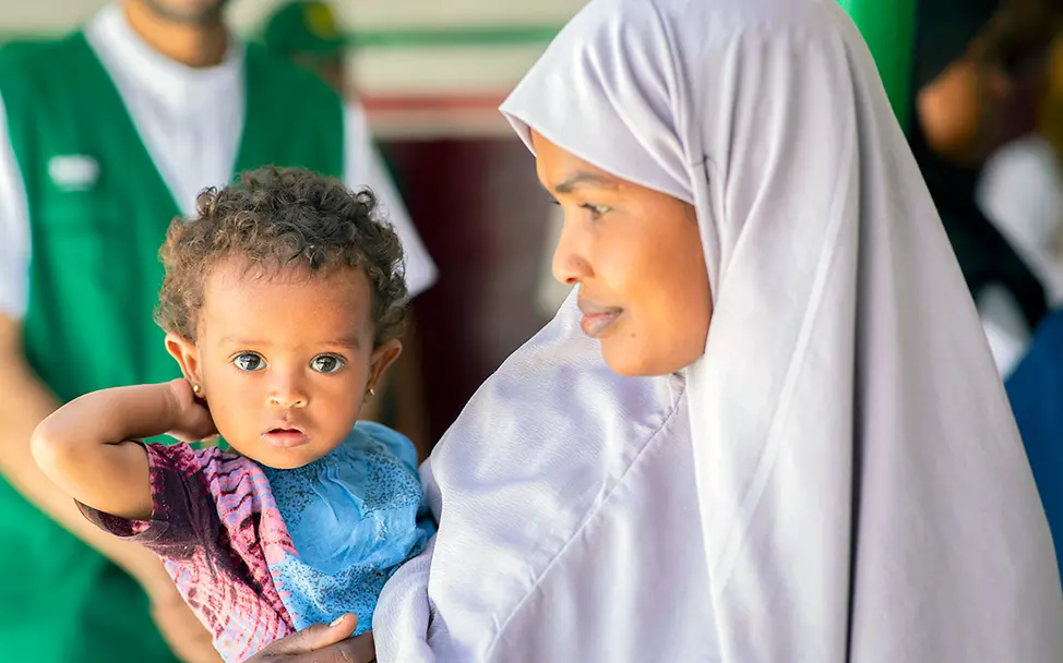 Ein mangelernährtes Kind in Somaliland auf dem Arm seiner Mutter. | © UNICEF/Hill Hunger in der Welt: Ein mangelernährtes Baby in Somaliland auf dem Arm seiner Mutter.