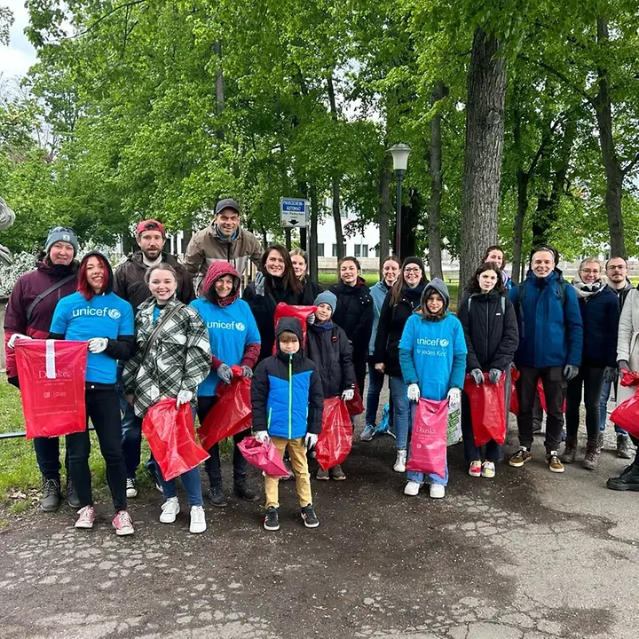 Unser Team beim letzten Frühjahrsputz Das Team aus UNICEF-Ehrenamtlichen und weiteren Freiwilligen hat viele rote Müllbeutel dabei, die gefüllt werden wollen.
