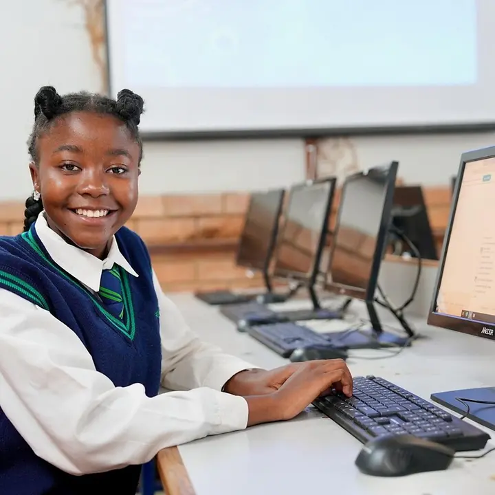 Mädchenbildung Südafrika: Ein Mädchen sitzt im Computerraum ihrer weiterführenden Schule in der Provinz Gauteng