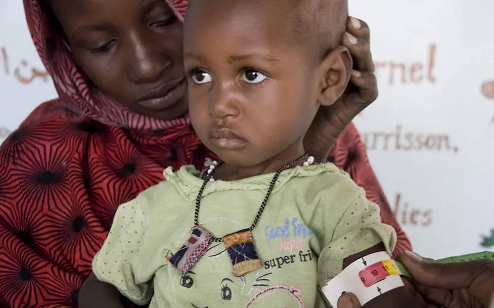Ein Kleinkind wird auf Mangelernährung untersucht. ©UNICEF/Palitza Ein Kleinkind wird auf Mangelernährung untersucht. ©UNICEF/Palitza