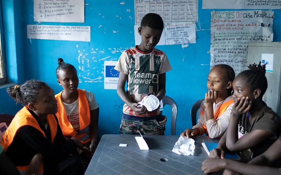 Mintesenot (14) hilft Binden und Informationen über die Menstruation zu verteilen. | © UNICEF/Tesfaye Mintesenot (14) hilft Binden und Informationen über die Menstruation zu verteilen