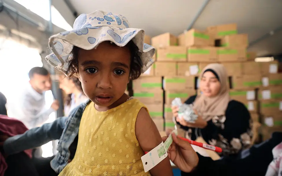 Ein hungerndes Mädchen in Gaza wird auf Unterernährung untersucht. | © UNICEF/El Baba Gaza spenden: Ein hungerndes Mädchen wird auf Unterernährung untersucht.