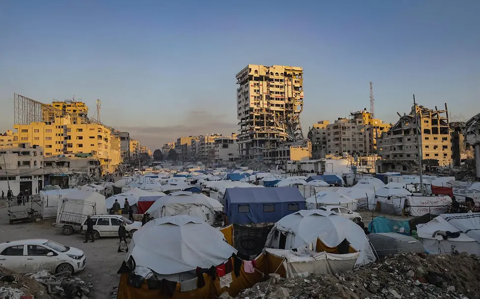 Das Zentrum von Gaza-Stadt ist zu einem riesigen Flüchtlingslager geworden. | © UNICEF/Nateel Gaza spenden: Behelfsmäßige Zeltunterkünfte im zerbombten Zentrum von Gaza-Stadt.