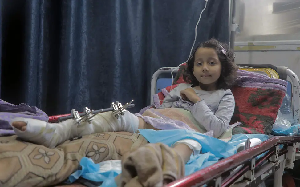 Miran wurde bei einem Angriff schwer verletzt | © UNICEF/Nateel Gaza spenden: Ein bei einem Angriff verletztes Mädchen wird im Krankenhaus behandelt.