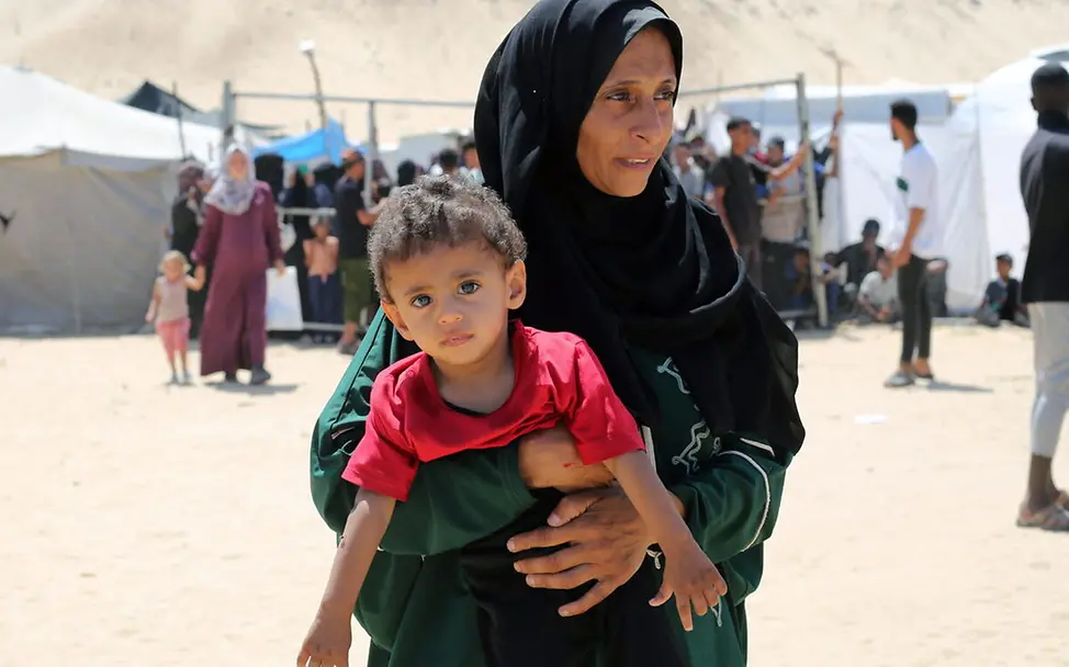 Eine Mutter mit ihrem mangelernährten Kind in Khan Younis | © UNICEF/El Baba Gaza spenden: Eine Mutter mit ihrem mangelernährten einjährigen Kind in Khan Younis