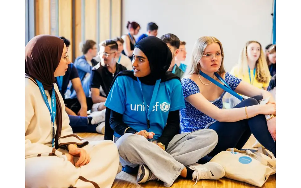 Über 150 Teilnehmende bei dem UNICEF Youth Festival 2024 | UNICEF/Stroisch Teilnehmende des UNICEF Youth Festivals in Mannheim auf dem Boden.
