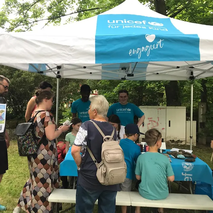 Wir feiern den Kindertag - beim Familienfest der Parkeisenbahn Der Stand der UNICEF-AG Dresden zum Kindertag mit bastelnden Kindern und Besuchern.