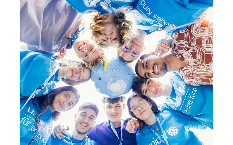 UNICEF Youth Festival © UNICEF/UNI595608/Stroisch Kreis aus jungen Menschen beim Youth Festival, in der Mitte ein Globus.