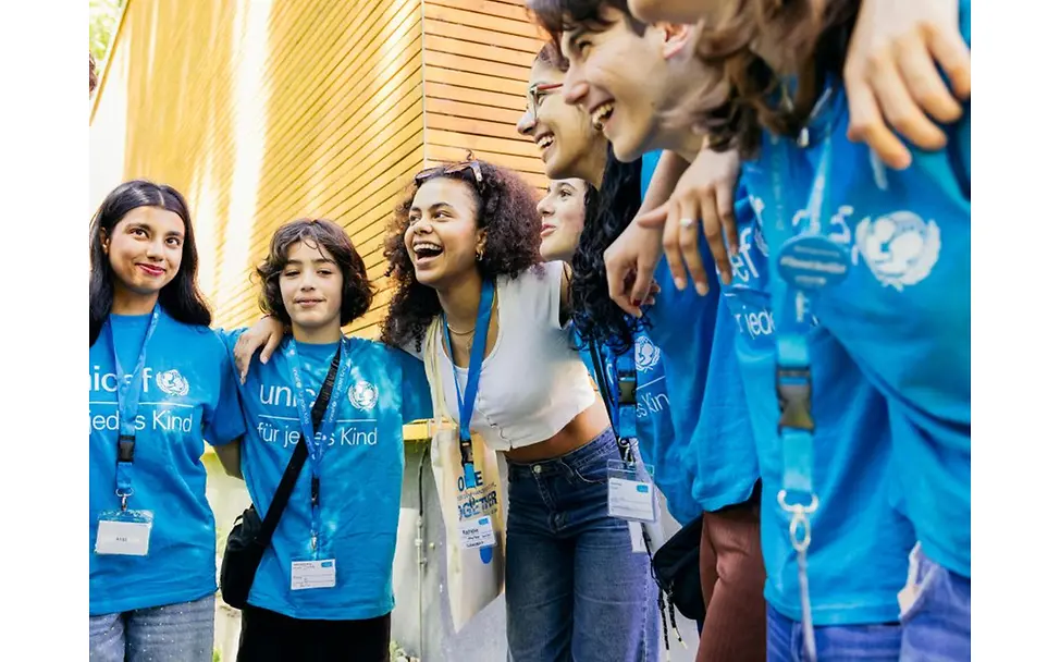UNICEF Youth Festival | © UNICEF/Stroisch Teilnehmende des Youth Festivals in einem Kreis.