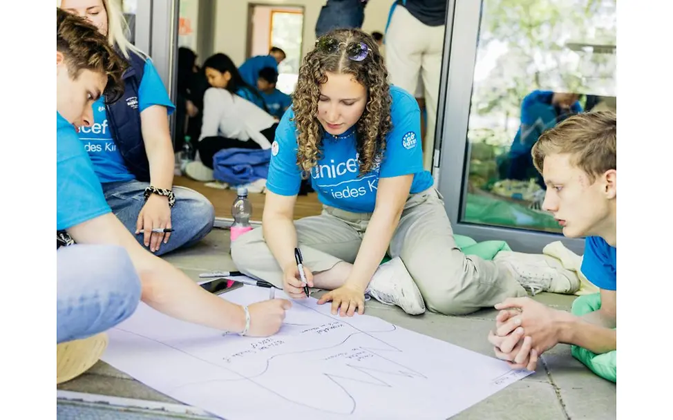UNICEF Youth Festival | © UNICEF/Stroisch Teilnehmende des Youth Festival gestalten ein Poster gemeinsam.