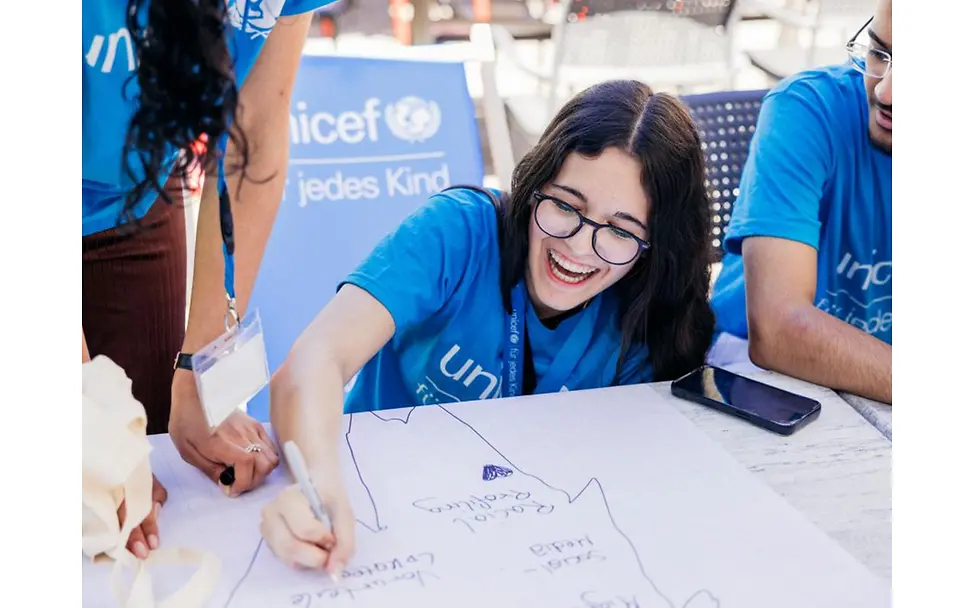 UNICEF Youth Festival | © UNICEF/Stroisch Teilnehmerin gestaltet UNICEF Youth Poster.