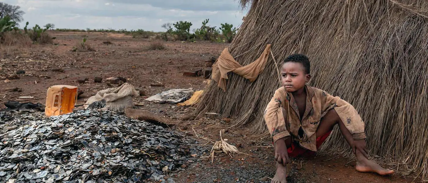 Kinderarbeit spenden: Ein Junge arbeitet in einer Glimmermine in Madagaskar