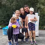 Familie Naumann Familie Naumann lächelt in die Kamera