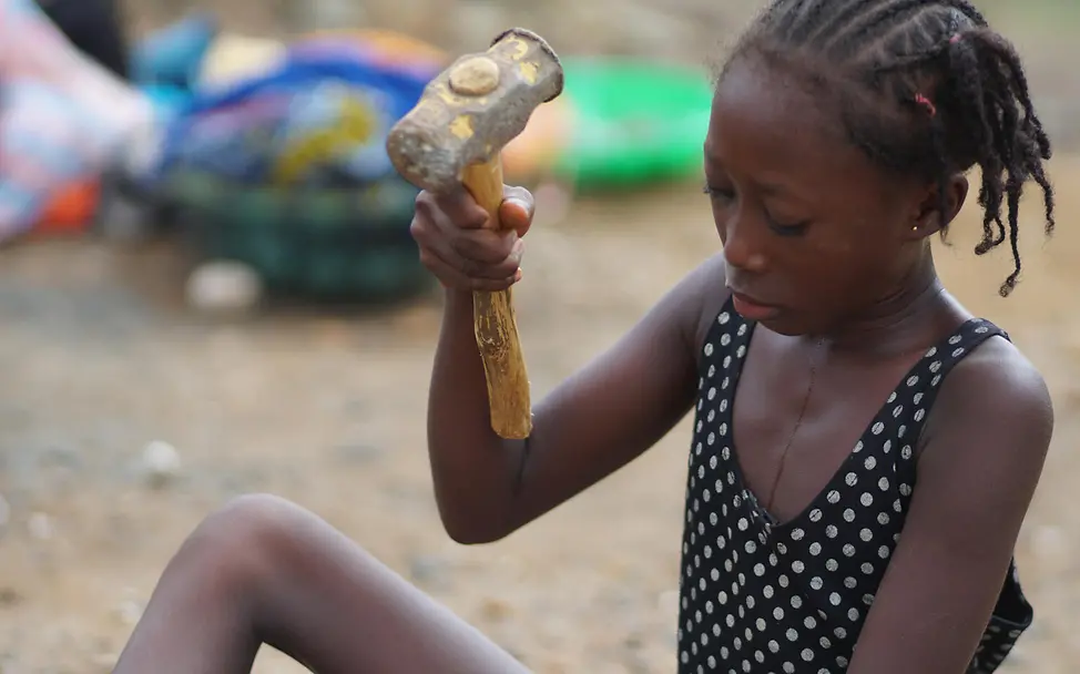 Die 12-jährige Adama bei ihrer Arbeit im Steinbruch. | © UNICEF/Songa Die 12-jährige Adama arbeitet in einem Steinbruch in Sierra Leone.