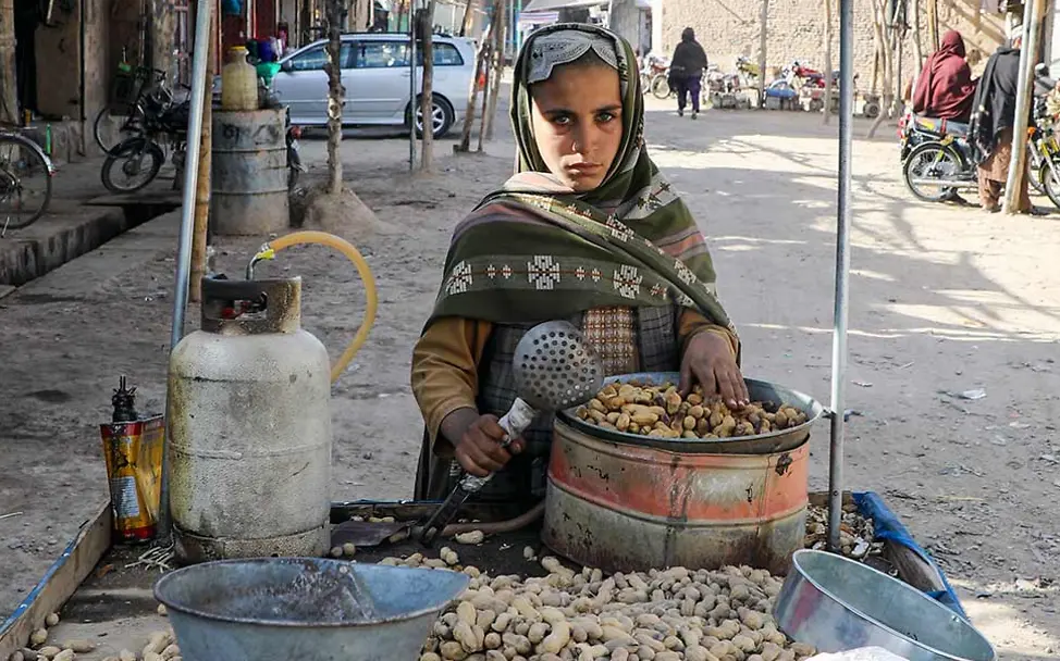 Ein Junge in Afghanistan verkauft an einem kleinen Stand geröstete Erdnüsse. | © UNICEF/Fazel Kinderarbeit stoppen: Ein Junge in Afghanistan verkauft an einem kleinen Stand geröstete Erdnüsse.