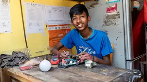 Nazmul Helali | © UNICEF/Amos Bild von Nazmul Helali bei Arbeiten in einer Werkstatt.