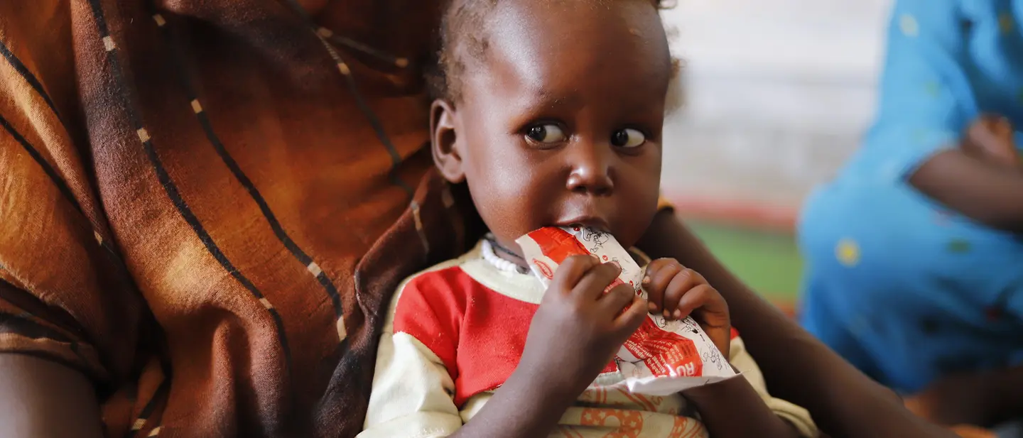Ein unterernährtes Kind isst therapeutische Nahrung in einer von UNICEF unterstützten Klinik Tawila, Nord-Darfur.