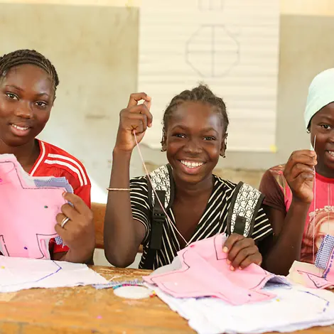Mädchen lernen in Mali, wie sie Damenbinden herstellen können. | © UNICEF/Keïta Mädchen lernen in Mali, wie sie Damenbinden herstellen können.