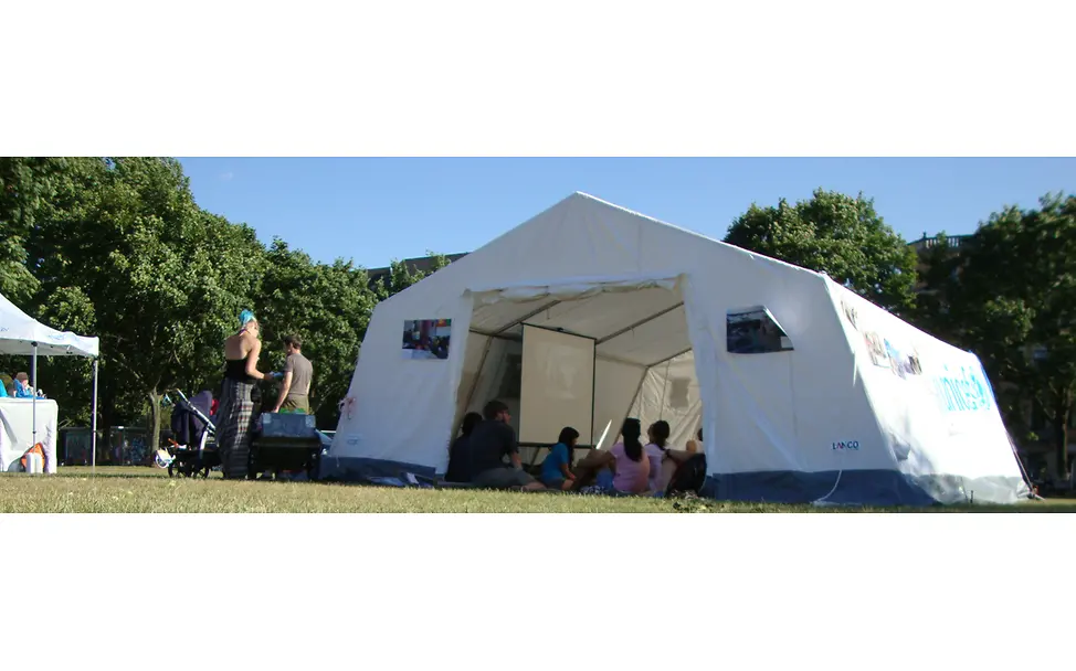 In einem großen weißen Zelt mit UNICEF-Banner sitzen Interessierte und nehmen an der Aktion zum Weltflüchtlingstag teil In einem großen weißen Zelt mit UNICEF-Banner sitzen Interessierte und nehmen an der Aktion zum Weltflüchtlingstag teil