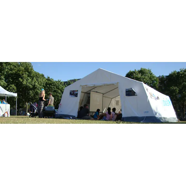 In einem großen weißen Zelt mit UNICEF-Banner sitzen Interessierte und nehmen an der Aktion zum Weltflüchtlingstag teil In einem großen weißen Zelt mit UNICEF-Banner sitzen Interessierte und nehmen an der Aktion zum Weltflüchtlingstag teil