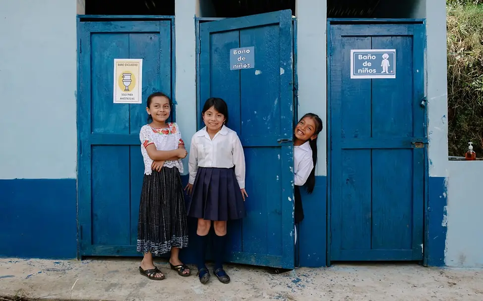Vilma und ihre Freundinnen freuen sich über ihre neuen Sanitäranlagen an ihrer Schule| © UNICEF/Lopez Vilma und ihre Freundinnen freuen sich über ihre neuen Sanitäranlagen an ihrer Schule