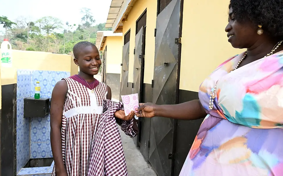 Hortence ist dankbar über die Hygieneprodukte, die sie in der Schule bekommt. | © UNICEF/Dejongh Hortence ist dankbar über die Hygieneprodukte, die sie in der Schule bekommt.